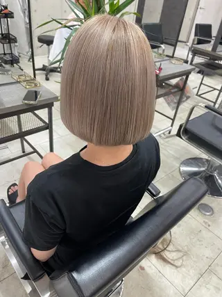 ショート カラー Kvell&Co.所属・ハイトーン カラーのヘアスタイル