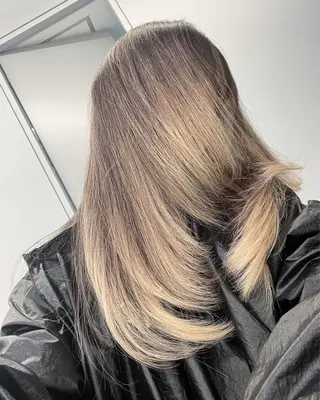 ロング 菜々🫧新宿 透明感ケアブリーチのヘアスタイル