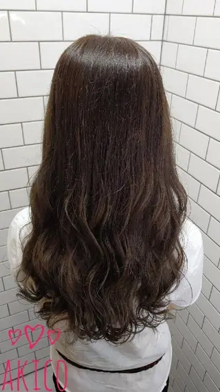ロング カラー LUXBE GALLERY なんば駅前店所属・ラックスビーギャラリ ー AKICOのヘアスタイル