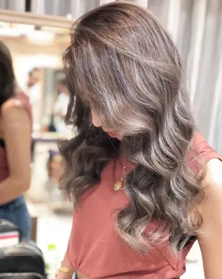 ミディアム カラー ヘアアレンジ vizz by elyts【北谷】のヘアスタイル