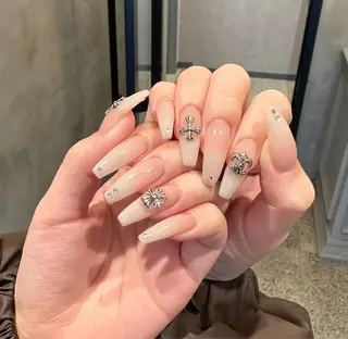 ネイル She nail studio 原宿店所属・emi 🩵美フォルムのネイルデザイン