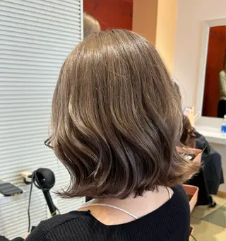 ショート カラー ☘️折戸結菜☘️ ハイトーンカラーのヘアスタイル