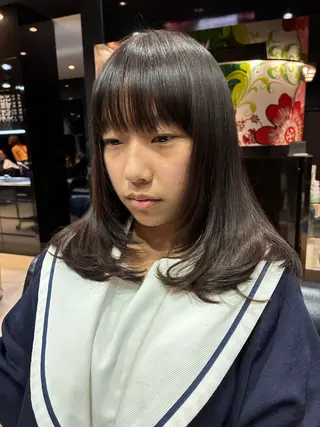 セミロング 鷹尾 汐音のヘアスタイル