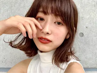 ショート ミルクティーカラー イイサカシュンスケのヘアスタイル