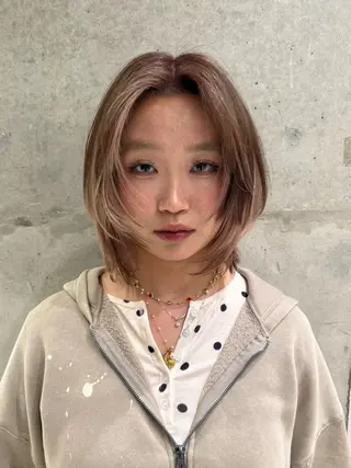 ミディアム TAKUMI ハイトーン/ウルフのヘアスタイル