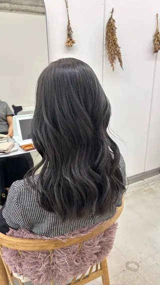 カラー 🌷花屋併設🌷 岡本明日実のヘアスタイル