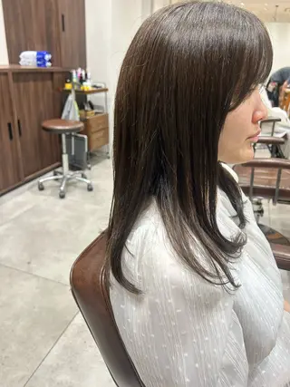 ミディアム カラー オリーブベージュ/ ブリーチなし透明感のヘアスタイル