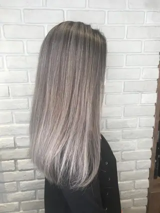 ロング カラー 森本 笑のヘアスタイル