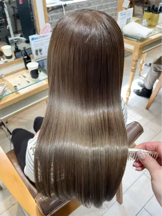 セミロング カラー まろやかベージュ／ 大上なおみのヘアスタイル