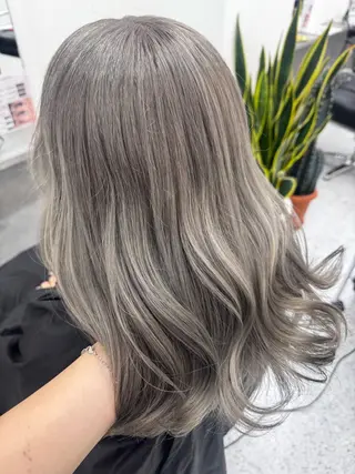 セミロング カットカラー🩷 五島桜樫のヘアスタイル