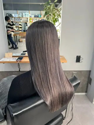 ロング カラー ミルクティーカラー グレージュ　高山慧輔のヘアスタイル