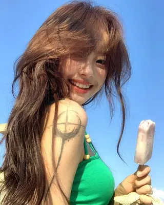 セミロング カラー サロウィン　神戸三宮店所属・三宮No.1ブリーチ 無しカラー/杉山太貴のヘアスタイル