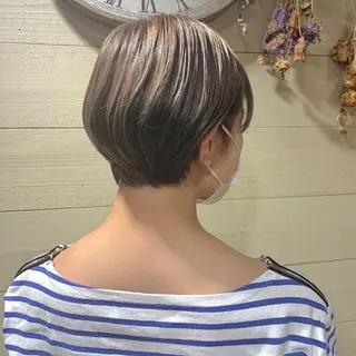 ショート カラー クワハラ イオリのヘアスタイル