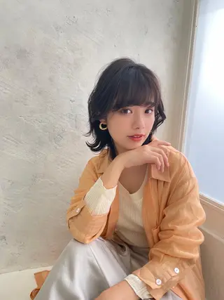 ミディアム esse大阪茶屋町店所属・レイヤーカット 新井田陽寿のヘアスタイル