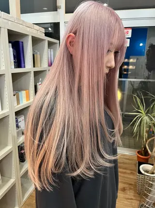 ロング カラー FENICE on the beach所属・タニ ヒナタのヘアスタイル