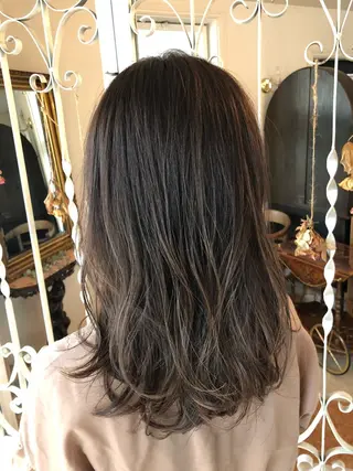 セミロング カラー 三好 美里のヘアスタイル