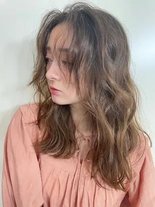 セミロング コテ巻き/パーマ/艶 透明感/荻原凜太郎のヘアスタイル