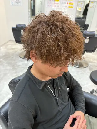 ミディアム パーマ メンズ DAZZLE hair BLAST所属・池戸 晴也のヘアスタイル