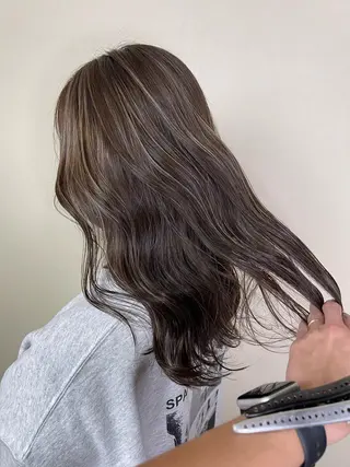 セミロング カラー ハイライトカラー✨ グレージュ✨鎌倉光洋のヘアスタイル