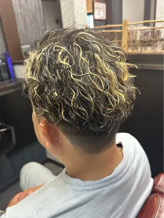 ショート カラー パーマ 田島 颯人のヘアスタイル
