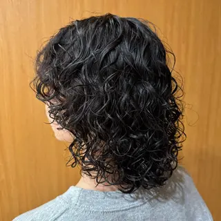 ミディアム パーマ tricot TOKYO AVEDA 表参道店所属・西嶋 祐太のヘアスタイル