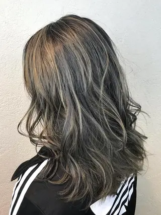 セミロング カラー デザインカラー🌈 高木リョウのヘアスタイル