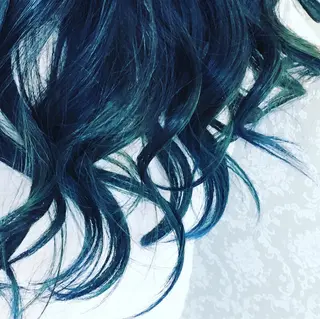 カラー ササキ トモシのヘアスタイル