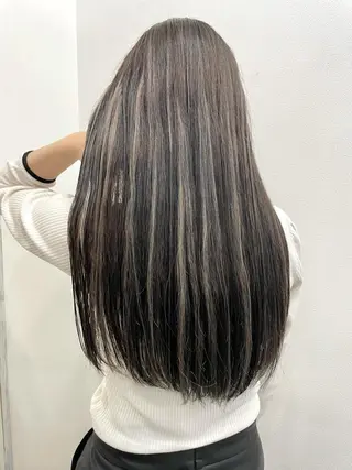 ロング 白いハイライト🤍 タナカリョウスケのヘアスタイル