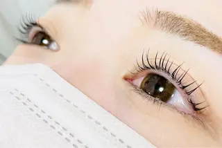 マツエク・マツパ 1ヶ月後も半分残る 高持続LEDエクステのマツエク・マツパデザイン