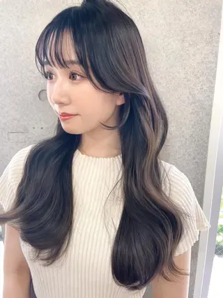 ロング レイヤーカット、 大人可愛い　中村美羅のヘアスタイル