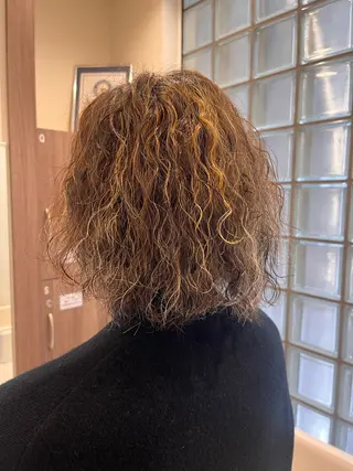 ミディアム カラー パーマ メンズ ナチュラル暖色カラー 🤎 佐藤栞のヘアスタイル