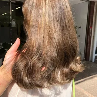 カラー レイヤー/顔まわり カット/地毛風カラーのヘアスタイル