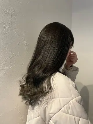 ロング カラー ヘアアレンジ mina / 透明感ベージュカラーのヘアスタイル