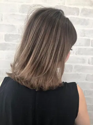 セミロング カラー 関 彩花のヘアスタイル