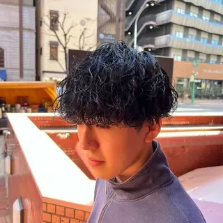 パーマ メンズ 三ノ宮フェザーパーマ 蕃本 啓利のヘアスタイル