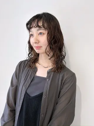 ミディアム カラー パーマ ENIF ツキのヘアスタイル