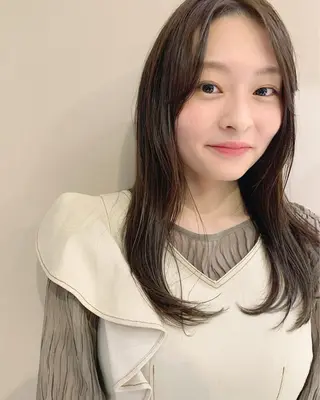 セミロング カラー ヤマグチ リョウのヘアスタイル