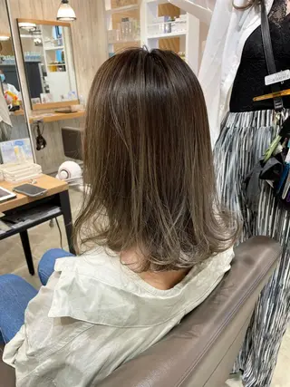セミロング カラー 細沼 葵のヘアスタイル
