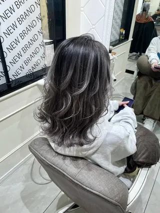 セミロング カラー 濱田輝レイヤー 韓国風 ハイトーンのヘアスタイル