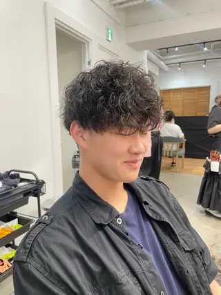 ミディアム パーマ メンズ RIN／韓国ヘア レイヤーカットのヘアスタイル