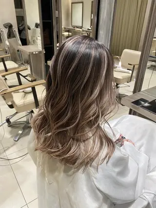 セミロング カラー _White広島所属・バレイヤージュ 隅中秀弥のヘアスタイル