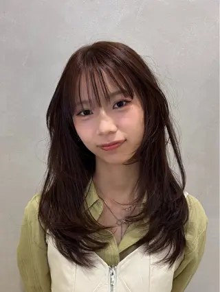 セミロング 髙木琉菜 レイヤー／艶カラーのヘアスタイル