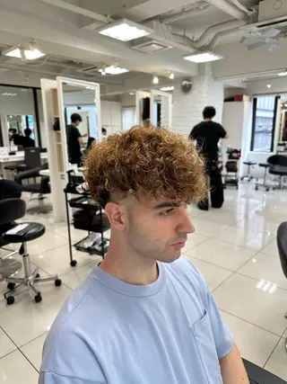 ショート カラー パーマ メンズ フェザーパーマ職人 🪶ryosukeのヘアスタイル
