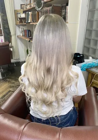 ロング カラー モモカ/ハイトーン /バレイヤージュのヘアスタイル