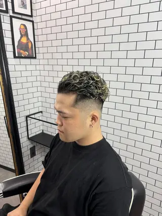 ショート カラー パーマ メンズ 戸辺 羅夢のヘアスタイル