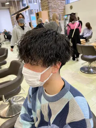 ミディアム パーマ メンズ ﾎｯﾄﾍﾟｯﾊﾟｰ に移行中【かな】のヘアスタイル