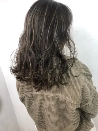 ミディアム カラー ブリーチカラーレイヤ ーカット🦋annaのヘアスタイル