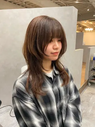 セミロング ヒガシ サヨのヘアスタイル