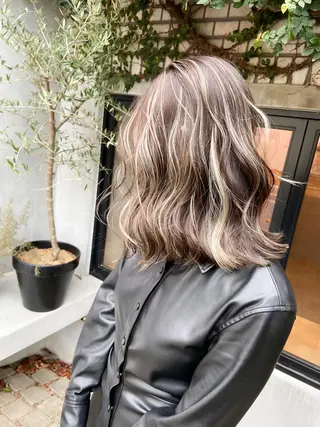 ミディアム 白いハイライト🤍 タナカリョウスケのヘアスタイル