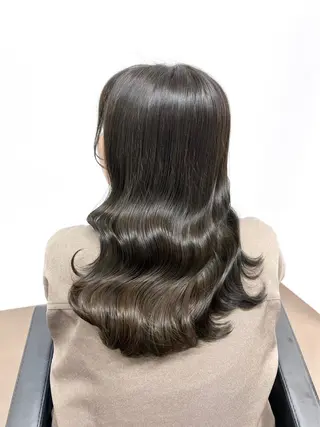 ロング シオン/艶髪/ グレージュカラーのヘアスタイル